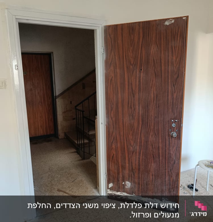 דלת עץ פתוחה עם תיקוני צבע בתחתית